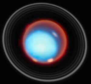 قدّم تلسكوب جيمس ويب أول صورة ثلاثية الأبعاد مفصلة للغلاف الجوي العلوي لكوكب أورانوس، كاشفًا عن الشفق القطبي، وقمم حرارية شاهقة الارتفاع تصل إلى آلاف الكيلومترات، والتأثير القوي لمجاله المغناطيسي المائل. وتؤكد البيانات أيضًا أن الكوكب يشهد انخفاضًا في درجة حرارته منذ عقود. حقوق الصورة: وكالة الفضاء الأوروبية/تلسكوب جيمس ويب، ناسا، وكالة الفضاء الكندية، معهد علوم تلسكوب الفضاء، بي. تيرنتي، إتش. ميلين، إم. زماني (وكالة الفضاء الأوروبية/تلسكوب جيمس ويب)