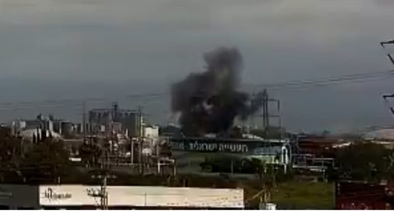 פגיעה בבתי הזיקוק בחיפה משברי יירוט טיל אירני, 30 במרץ 2026.. צילום איגוד ערים חיפה לאיכות הסביבה, מתוך X