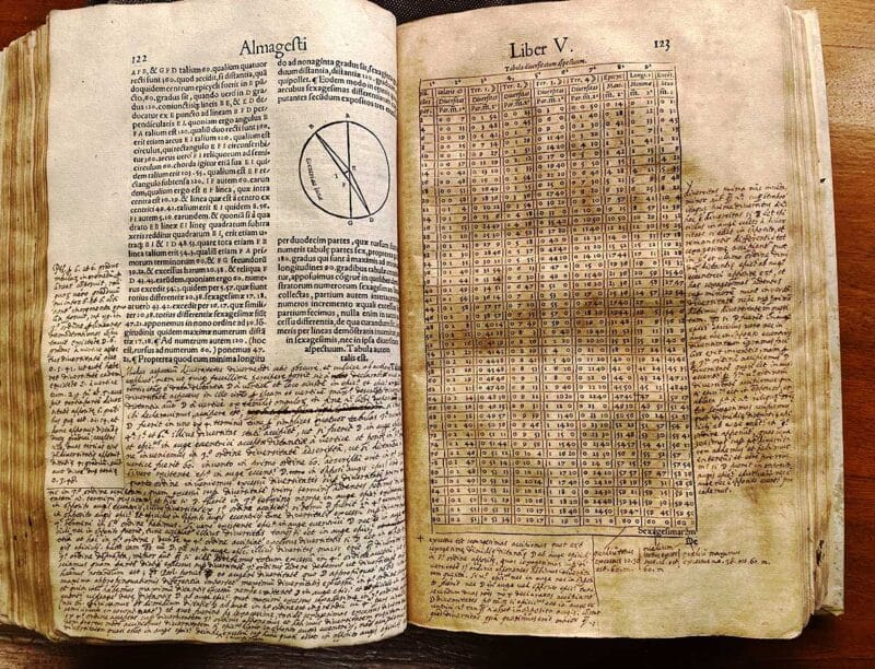 היסטוריון גילה כי מהדורה מודפסת מן המאה ה־16 של *האלמגסט* — חיבור אסטרונומי עתיק ובעל השפעה רבה — כוללת הערות שוליים רבות בכתב ידו של גלילאו גליליי, האסטרונום שלימים ערער על תפיסת היקום הגיאוצנטרית שהוצגה באותו חיבור. הובא ברשות הספרייה הלאומית המרכזית של פירנצה.