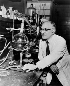 زلمان واكسمان عام 1953 في مختبره بجامعة روتجرز. ويكيميديا ​​كومنز