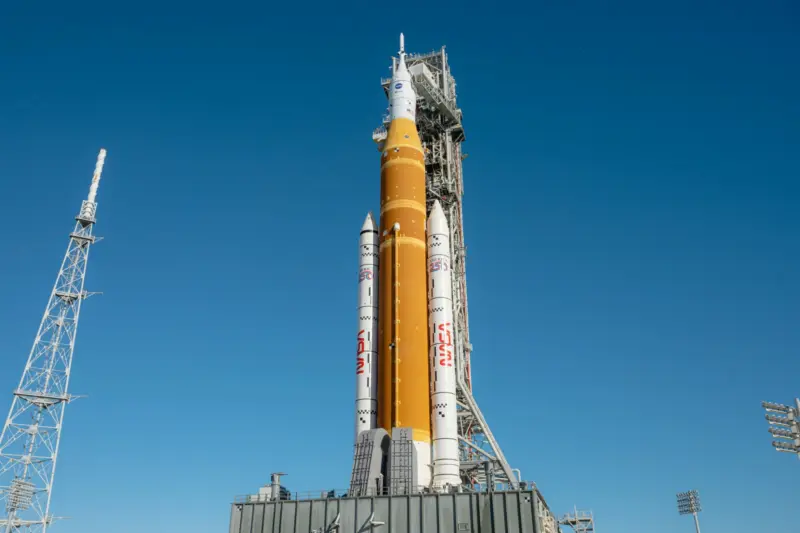 החללית ארטמיס 2 על גבי משגרי SLS ב-2 בפברואר 2026. Credit: NASA/John Kraus