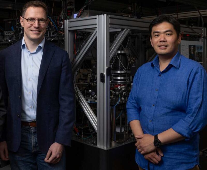 מחקר חדש מציע דרך חדשה לבחון את התהליכים המהירים האלה. שניים מהחוקרים עומדים לפני המערכת שבנו לניסוי | The University of Sydney