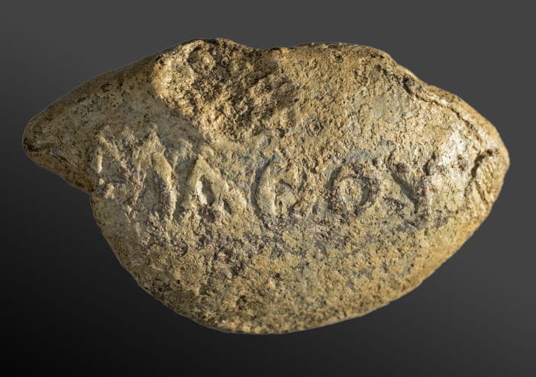 קליע העופרת ועליו הכיתוב ביוונית – 'למד'. קרדיט: ד"ר מיכאל אייזנברג