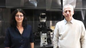 الأستاذ حاييم ديمينت والأستاذة يائيل رويتشمان من كلية الكيمياء بجامعة تل أبيب. الصورة: المتحدث الرسمي باسم جامعة تل أبيب