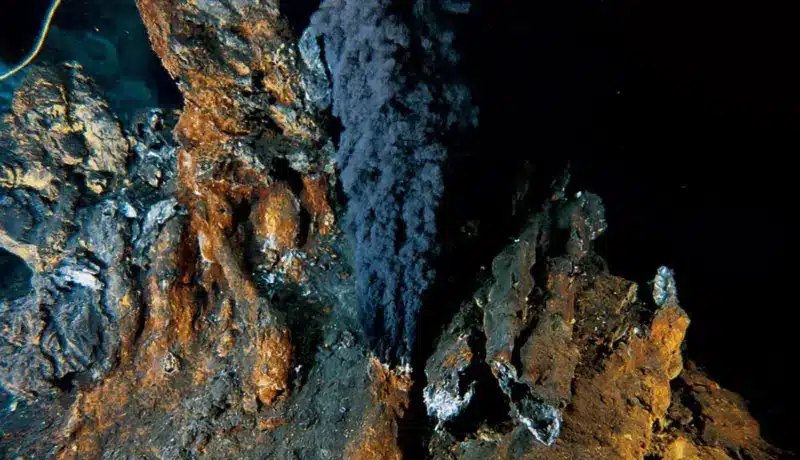 מדענים המחפשים את המקורות שמהם נוצרו החיים על פני כדור הארץ בוחנים נביעות הידרותרמיות מסוגים שונים — מנביעות המצויות במעמקי הים ועד כאלה שנוצרו בעקבות פגיעות מטאוריטים.
קרדיט: Richard Lutz/Rutgers University
