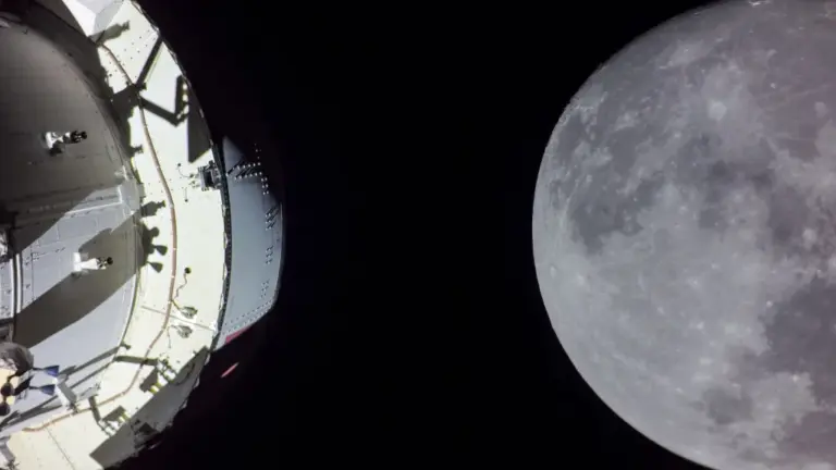 הדמיה של החללית ארטמיס 2 מקיפה את הירח המעבר צפוי ל-6 באפריל. צילום: נאס"א