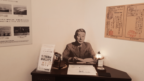 מייצג של צ'יאונה סוגיהרה במרכז לחינוך לשואה בפוקויאמה, יפן, אוגוסט 2025