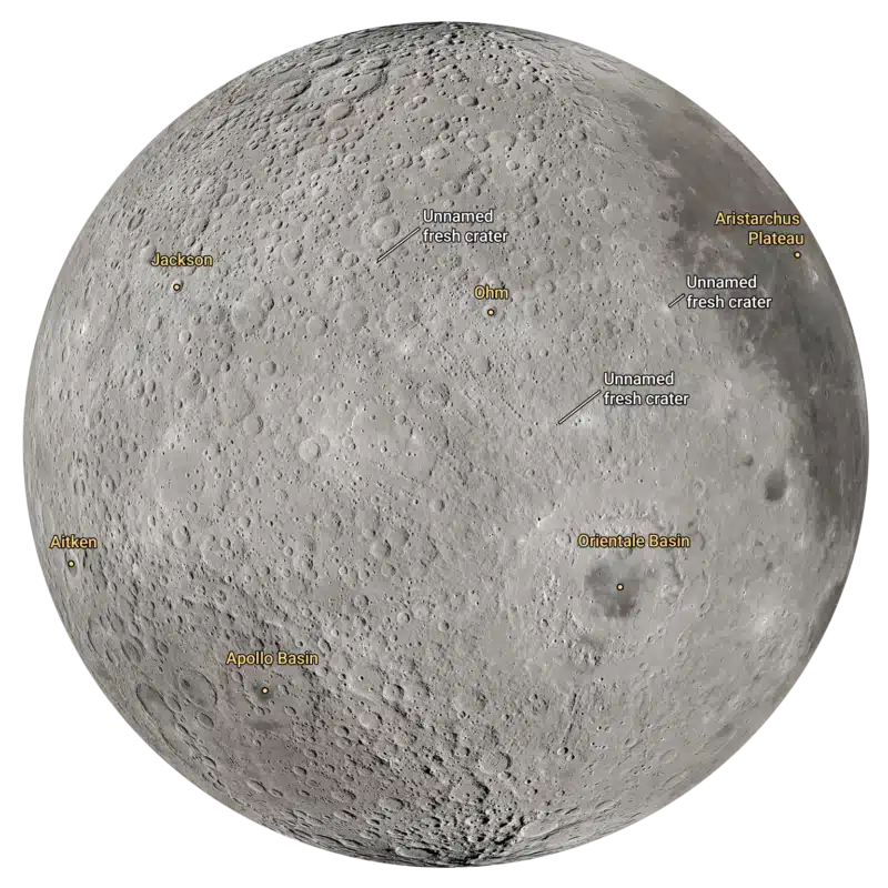 במהלך המעבר סביב הירח הציע צוות ארטמיס 2 להעניק לשני מכתשים חסרי שם סמוך לאגן אוריינטלה את השמות הזמניים "Integrity", על שם החללית והמשימה, ו־"Carroll", לזכרה של קרול טיילור וייזמן, רעייתו המנוחה של מפקד המשימה ריד וייזמן. ההצעה תוגש בהמשך לאיגוד האסטרונומי הבין־לאומי. קרדיט: NASA.