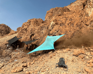 أثناء التنقيب في موقع أثري داخل كهف في صحراء يهودا، يمكن رؤية الغبار المتصاعد من عملية ترشيح المكتشفات، والذي تحمله الرياح إلى يمين الأهداب اليمنى. الصورة: مختبر علم النبات الأثري، جامعة بار إيلان.