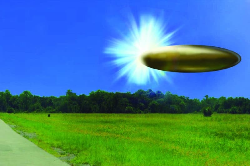 תמונת אתר אמיתית שעליה הוסיפה מעבדת ה־FBI הדמיה גרפית לפי עדויות ראייה מספטמבר 2023, שתיארו עצם מתכתי ברונזי דמוי אליפסה שהופיע מתוך אור בהיר ונעלם מיד. מדובר בשחזור חזותי המבוסס על עדויות, ולא בצילום ישיר של העצם. קרדיט: U.S. Department of War / FBI Lab