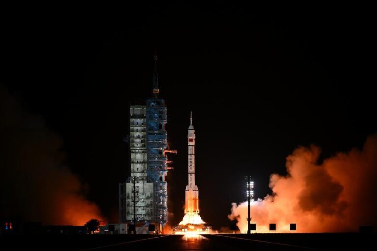שיגור החללית המאוישת Shenzhou-23 על גבי משגר Long March-2F ממרכז השיגור ג’יוצ’ואן בסין
