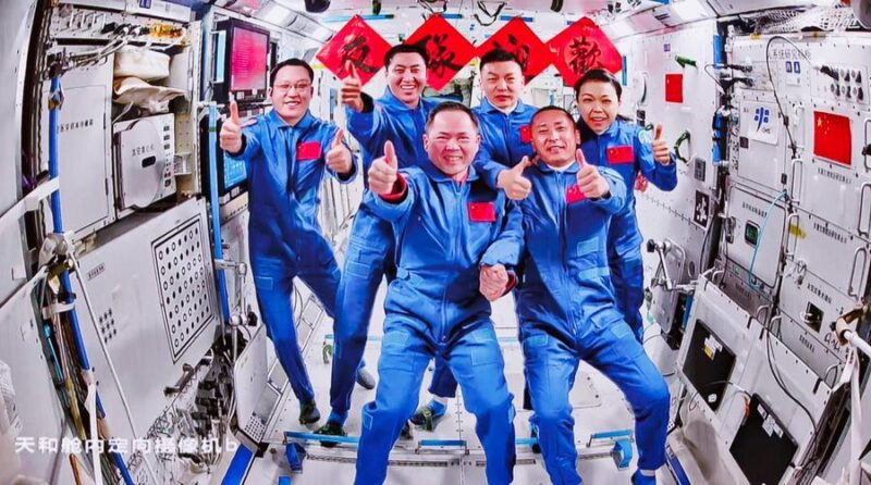 צוותי החלליות Shenzhou-21 ו־Shenzhou-23 בצילום קבוצתי בתחנת החלל טיאנגונג, לאחר ששלושת אנשי צוות Shenzhou-23 נכנסו לתחנה והחלו בחפיפה עם הצוות הקודם, 25 במאי 2026. קרדיט: Xinhua/Jin Liwang.