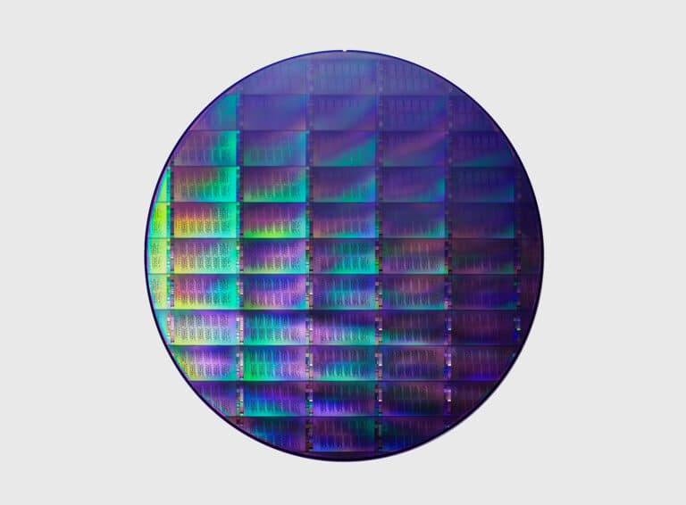 פרוסת שבבים קוונטיים בקוטר 300 מ״מ. IBM ומשרד המסחר האמריקאי מתכננים להקים באמצעות Anderon מפעל ייעודי ראשון מסוגו בארה״ב לייצור פרוסות שבבים קוונטיים. קרדיט: IBM