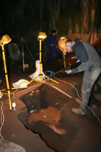 باحثٌ أثناء عمله. كشف تحليل الحمض النووي القديم من مواقع في المغرب عن مزيج من السكان المحليين والمزارعين الأوروبيين والرعاة من شرق الصحراء. حقوق الصورة: جامعة قرطبة