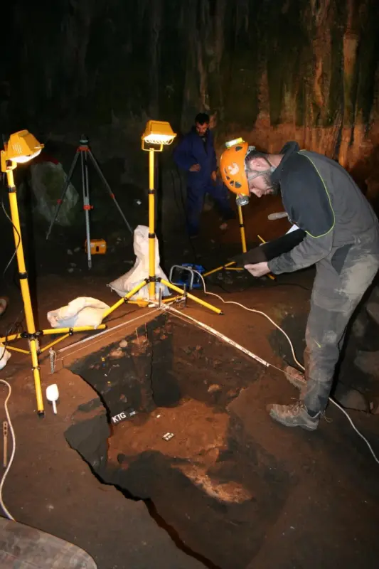 חוקר בעבודה. ניתוח דנ"א עתיק מאתרים במרוקו חשף שילוב בין אוכלוסיות מקומיות, חקלאים מאירופה ורועים ממזרח הסהרה. קרדיט: University of Cordoba