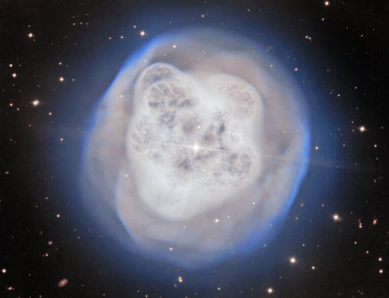 ערפילית כדור הבדולח, NGC 1514, כפי שצולמה בטלסקופ Gemini North שבהוואי. במרכז הערפילית נמצאת מערכת בינארית של שני כוכבים, המעצבת את מעטפת הגז שנפלטה מאחד מהם בשלבי חייו האחרונים. קרדיט: International Gemini Observatory/NOIRLab/NSF/AURA.