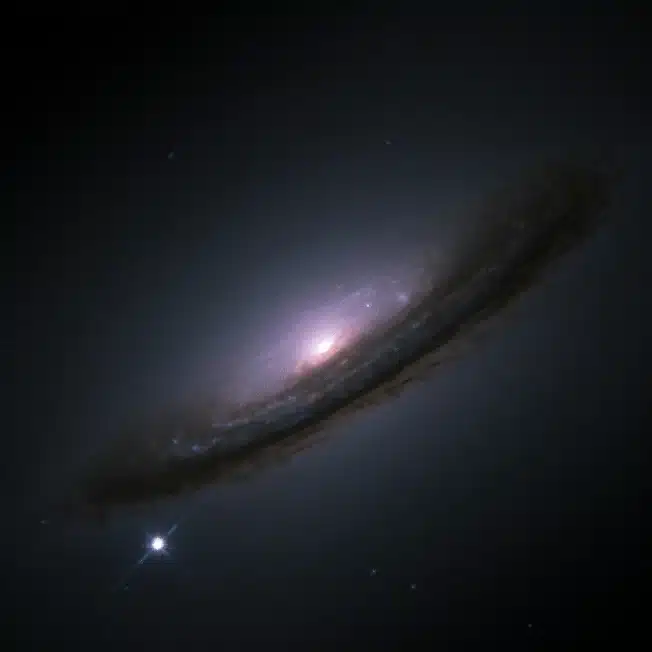 תמונת טלסקופ החלל האבל של הסופרנובה 1994D (SN1994D) בגלקסיה NGC 4526. הסופרנובה SN 1994D היא הנקודה הבהירה משמאל למטה. קרדיט: NASA/ESA.