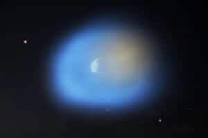An image of the interstellar comet 3I/ATLAS near the Sun, with methanol in blue and hydrogen cyanide in orange.