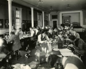 طلاب في مختبر علم الأحياء بجامعة جونز هوبكنز، عام 1920. من موقع الجامعة الإلكتروني: https://hub.jhu.edu/2026/07/02/science-commentary-ron-daniels-innovation-research-funding/