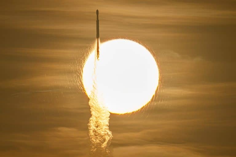 משגר Falcon Heavy עם טלסקופ החלל רומן חולף לפני השמש בעת השיגור