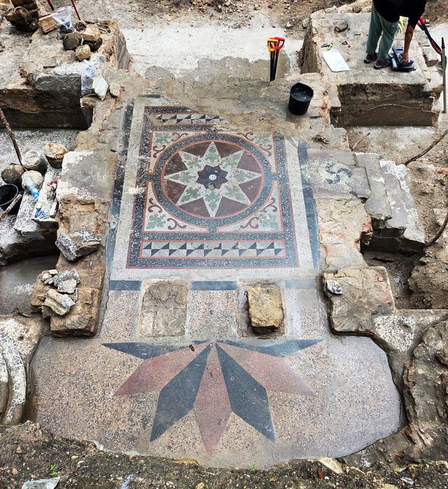 מתחת לבית הספר שנהרס: נחשף לבו של בית הכנסת הגדול של וילנה