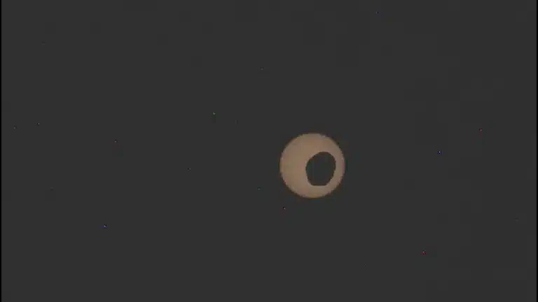 פובוס חולף על פני השמש כפי שנראה ממצלמת Mastcam-Z של רכב השטח פרסבירנס במאדים, 13 באוגוסט 2026. קרדיט: NASA/JPL-Caltech/ASU.