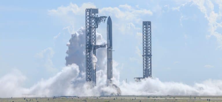 סטארשיפ על כן השיגור לקראת טיסת המבחן ה־14 של SpaceX