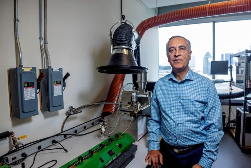 פרופ׳ מהדי הוג׳אטי לצד ציוד במעבדת אוניברסיטת קונקורדיה