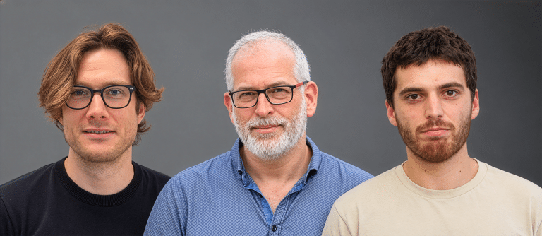 מימין: יואב חיות, פרופ׳ אורי אלון וד״ר גלן פרידהם