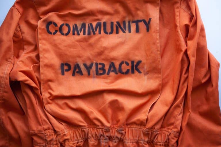 בגד אסיר כתום עם הכיתוב Community Payback