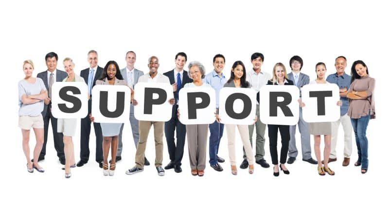 קבוצת אנשים אוחזים באותיות היוצרות את המילה Support