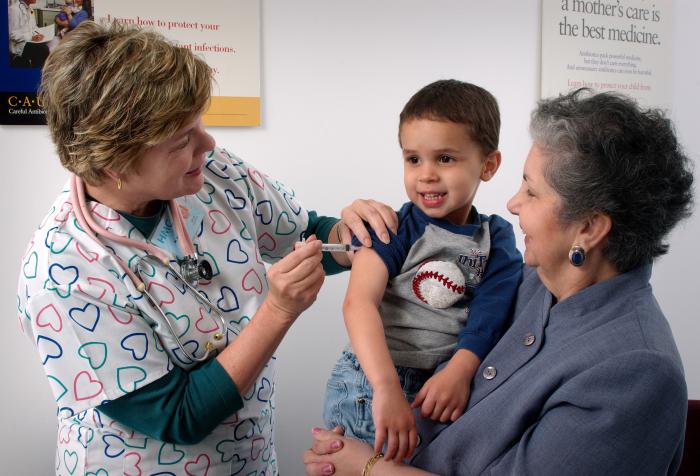 ילד מקבל חיסונים. מתוך אתר רשות הבריאות הפדראלית בארה''ב